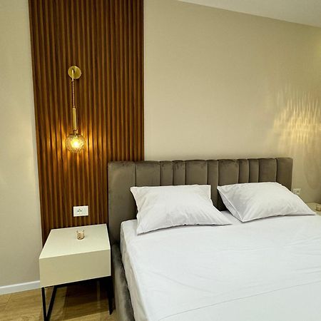 E&R Apartments At Myslym Shyri 티라나 외부 사진