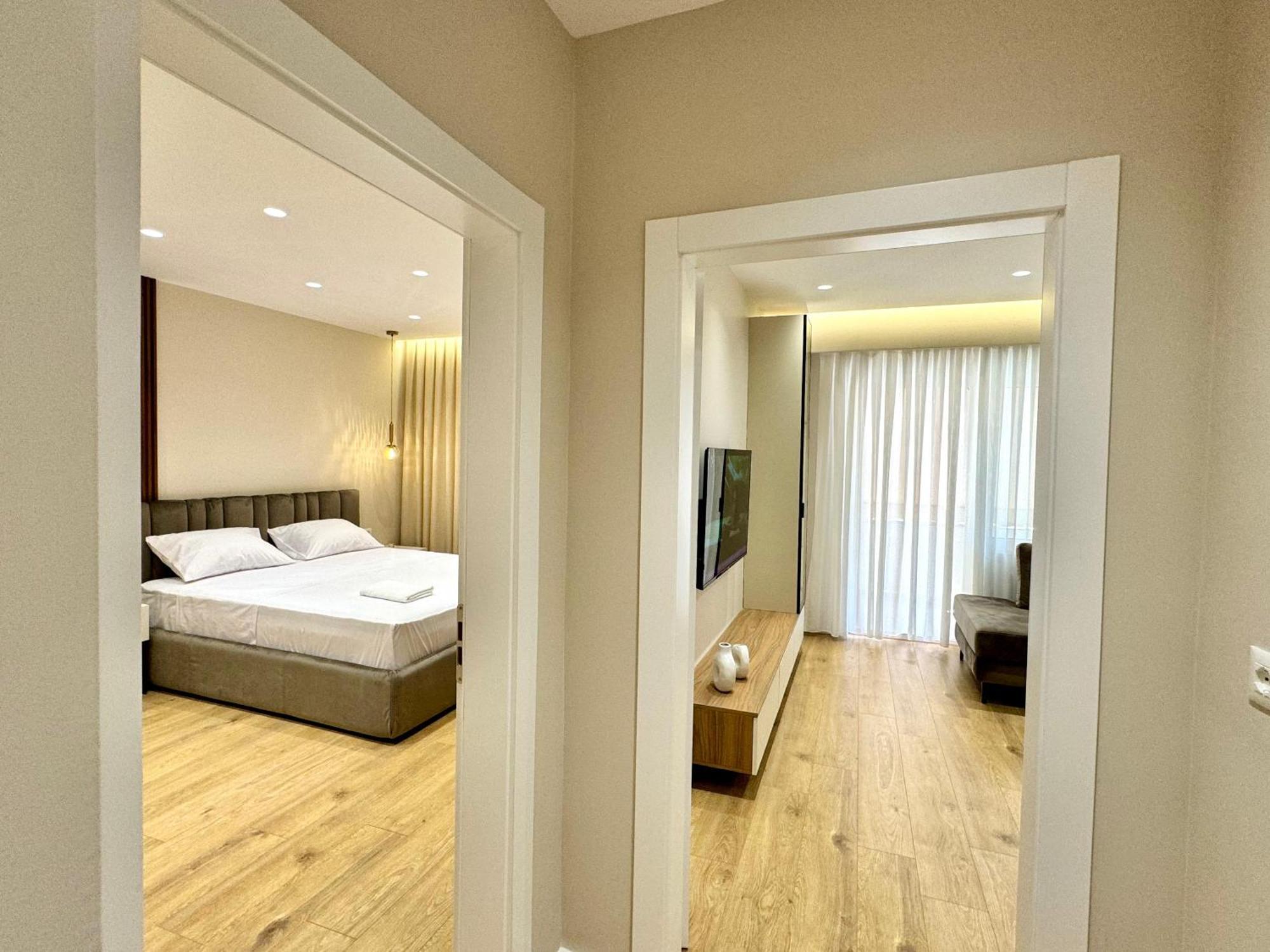 E&R Apartments At Myslym Shyri 티라나 외부 사진
