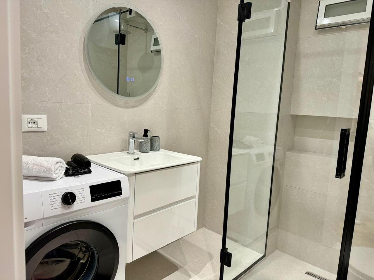 E&R Apartments At Myslym Shyri 티라나 외부 사진
