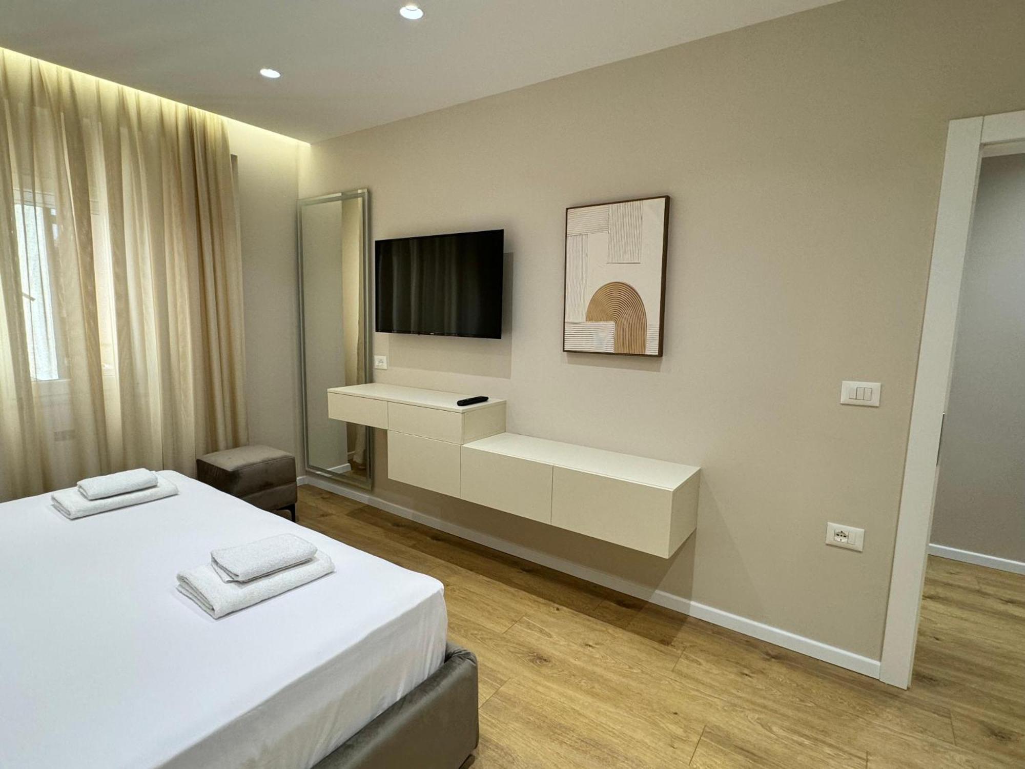 E&R Apartments At Myslym Shyri 티라나 외부 사진
